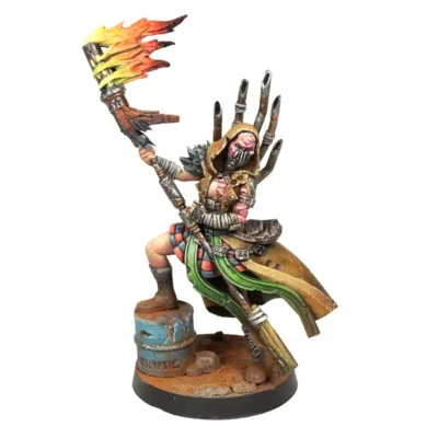 Guardiana de la llama con maza